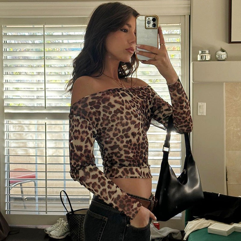 Modell iført elegant langermet damebluse med trendy leopardmønster og rund hals. Mote for kvinner.