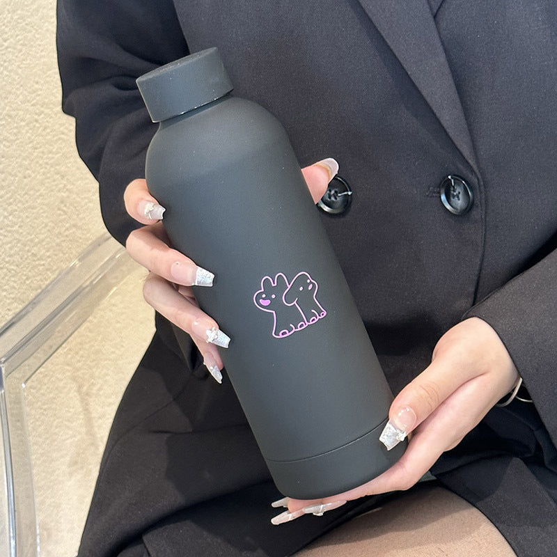 Rød 500ml isolert drikkeflaske for dame med lekent design. Lekkasjesikker og BPA-fri termosflaske for sport/kontor.