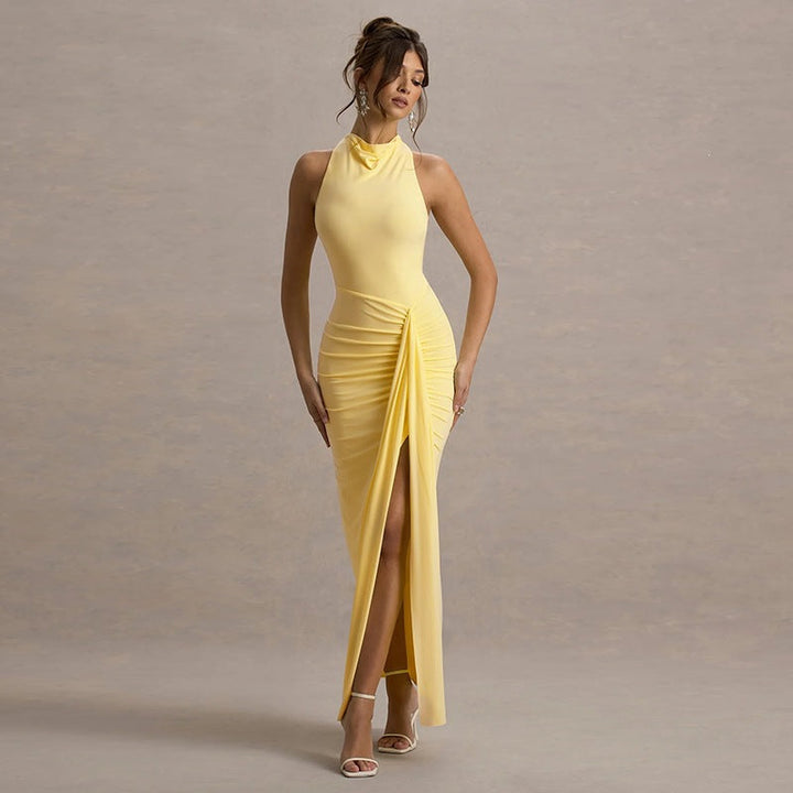 Elegant maxikjole for dame med høy hals og flatterende drapering. En perfekt selskapskjole eller festkjole.