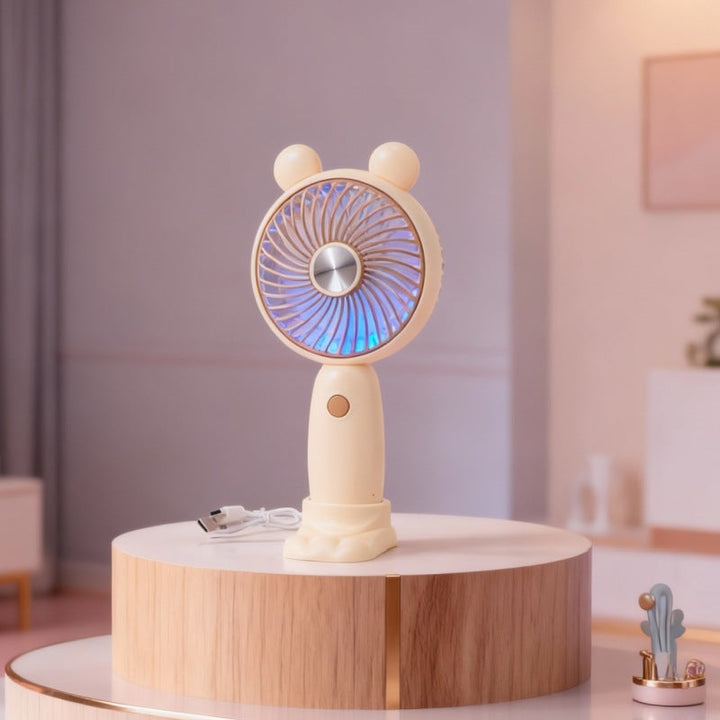 Bærbar USB minivifte med bjørn-design, gir effektiv avkjøling på farten. Din perfekte sommer-gadget.