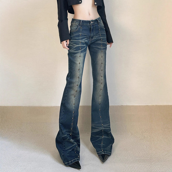Stilfulle dame flared bukser i blå denim med unike knapper, trendy og komfortable.