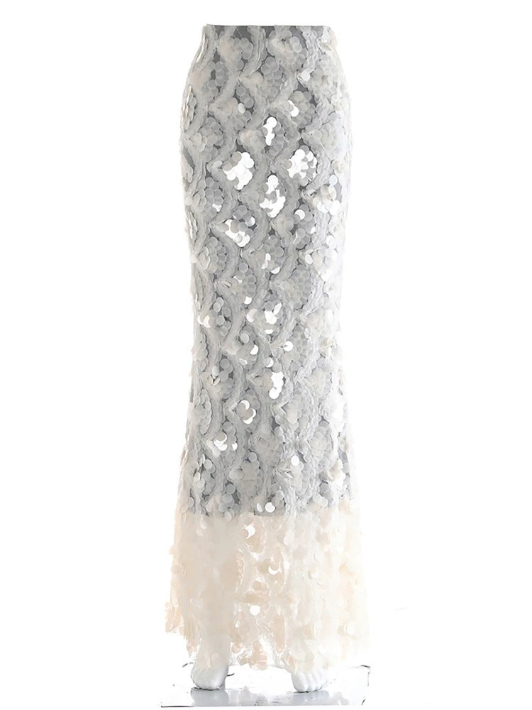 Dame volang maxiskjørt i hvitt med transparent design, perfekt for et elegant sommer- eller kveldslook.