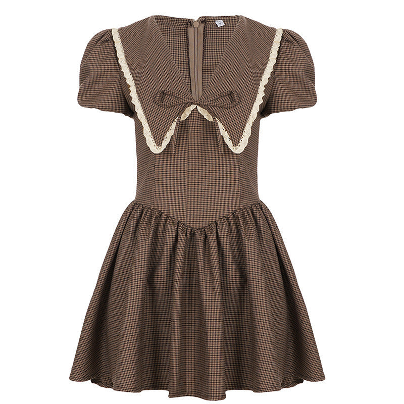 Vintage festkjole for damer med elegante voluminøse ermer og vakker blondekrage, en unik folkloreinspirert stil.