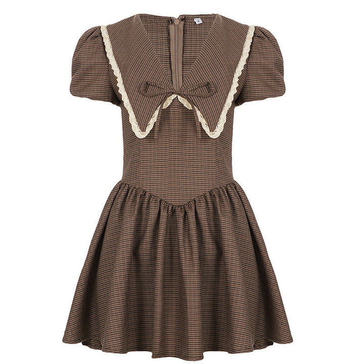 Vintage festkjole for damer med elegante voluminøse ermer og vakker blondekrage, en unik folkloreinspirert stil.