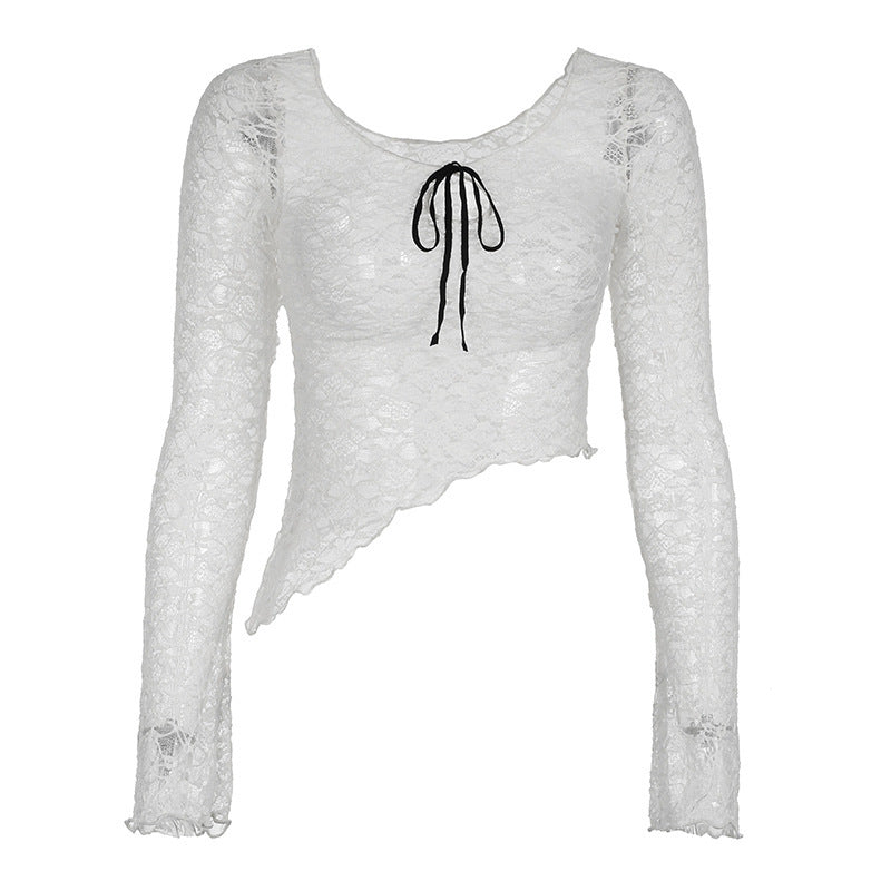 Hvit asymmetrisk damebluse. Unik med spisse designelementer og en elegant sløyfedetalj. Perfekt til fest.