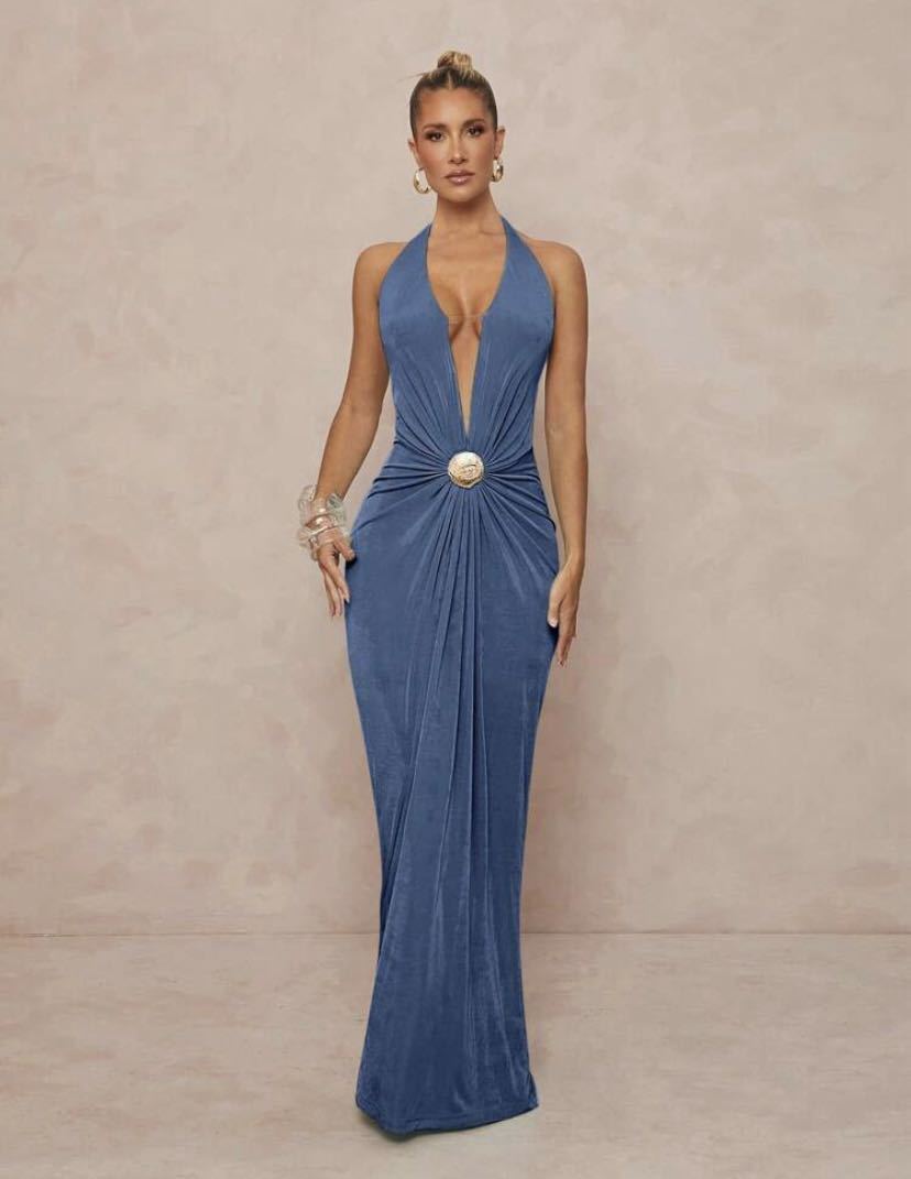 Moderne glamorøs damekjole med dyp V-hals, sofistikerte draperinger og perfekt for selskap og galla.
