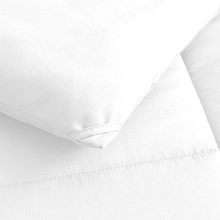 Komfortabelt, mykt kastepledd i polyester for koselige kvelder. Et dekorativt og varmt pledd til hjemmet.