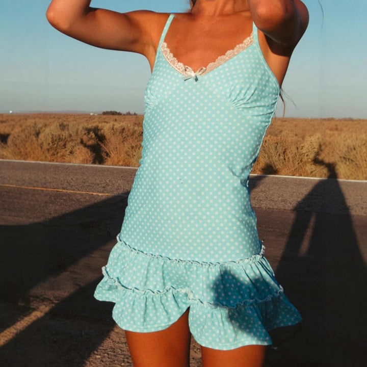 Komfortabel stripete sommerkjole med volanger for dame. Elegant casual kjole med justerbare stropper.