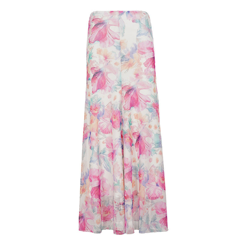 Langt dame skjørt med svingende kant og sommerlig blomstermønster, gir en lett og feminin look.