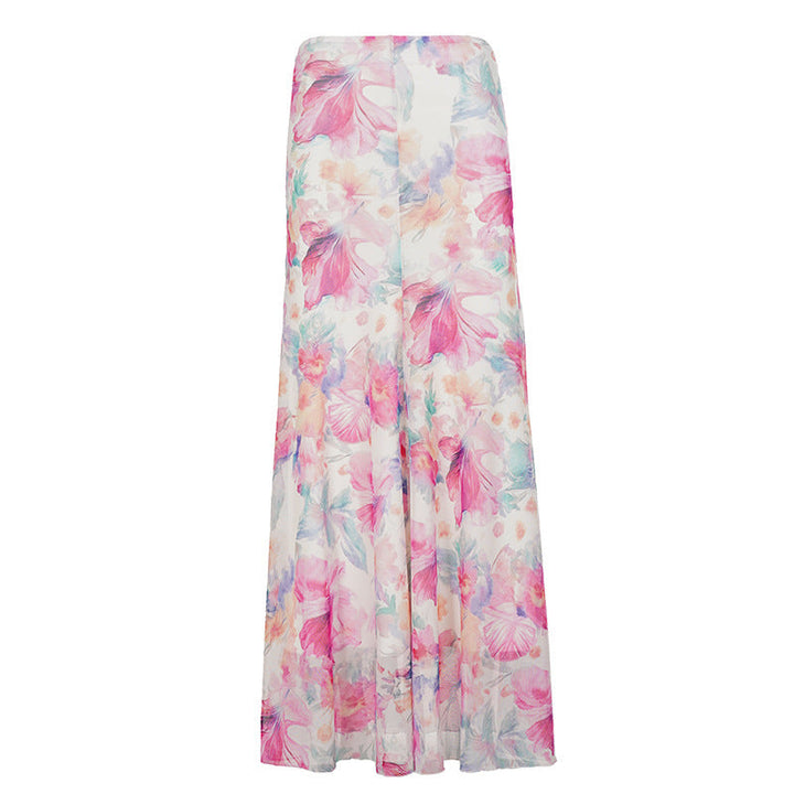 Langt dame skjørt med svingende kant og sommerlig blomstermønster, gir en lett og feminin look.
