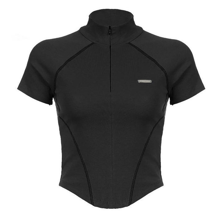 Elegant svart damesportstrøye med kortermet og høy krage, designet for komfort og bevegelsesfrihet under aktivitet.