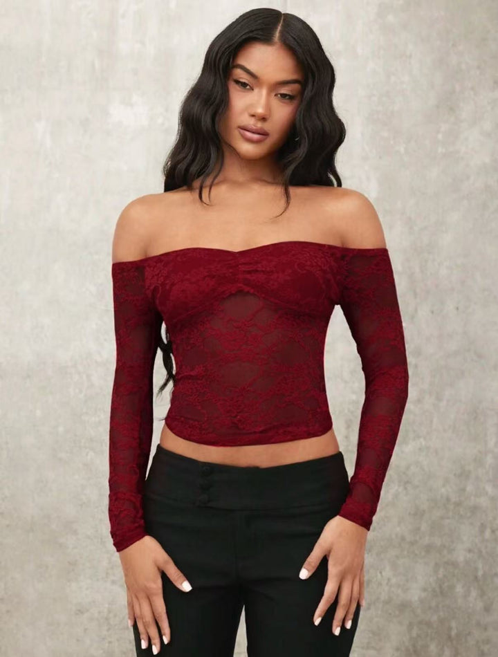 Romantisk kveldstopp i mørkerødt, off-shoulder, med lange ermer og elegante florale mønstre for dame.