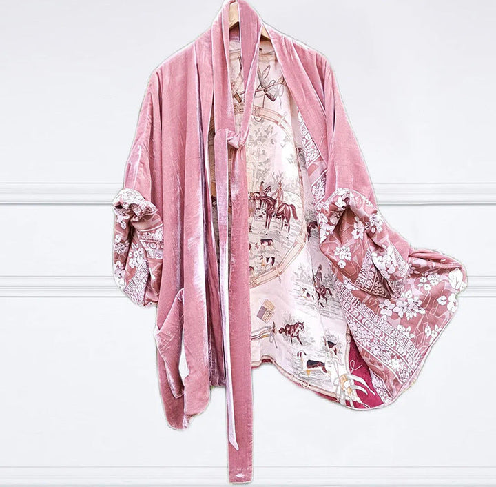 Avslappende luksus morgenkåpe for kvinner. Flerfarget blomstermønster, mykt silkefôr. Elegant kimono.