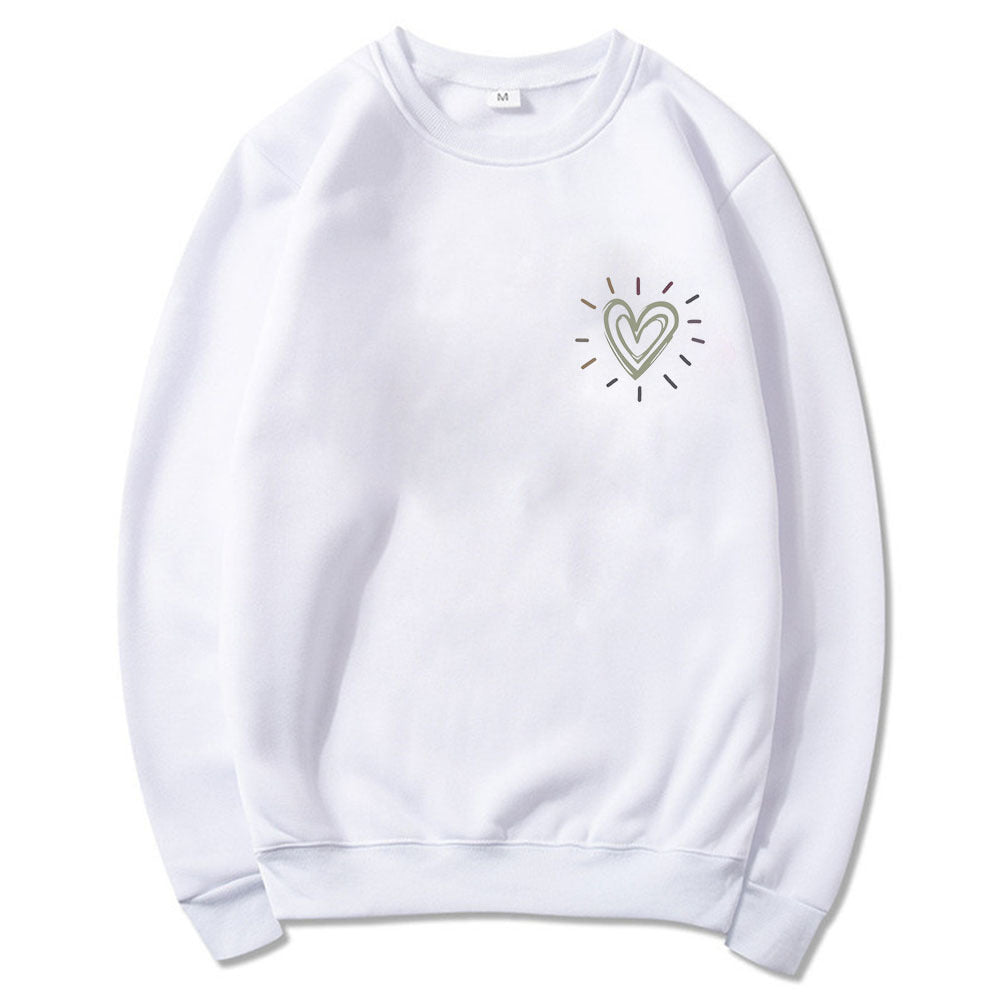 Feminin oversized sweatshirt med sjarmerende hjerter. Avslappet snitt for stil og komfort.