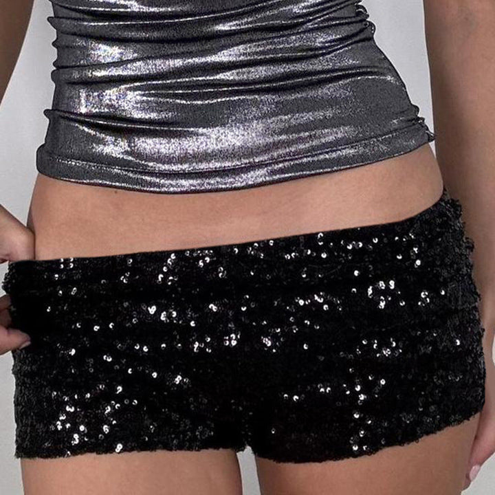 Komfortable figurnære dameshorts i svart med nagledetaljer og sidelommer, ideelle for en trendy hverdagslook.