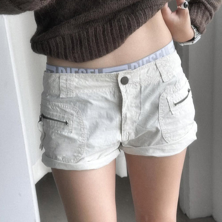 Hvite dame shorts med praktiske glidelåslommer for fritid. Lette og komfortable sommershorts for damemote.