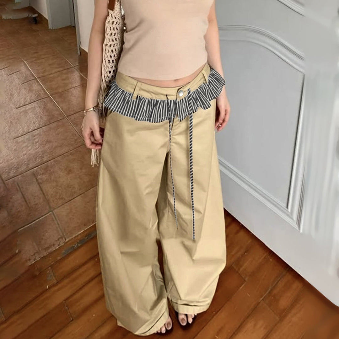 Khaki dame fritidsbukse med vide ben, rysjer og justerbar midje. Komfortabel og avslappet sommerbukse.