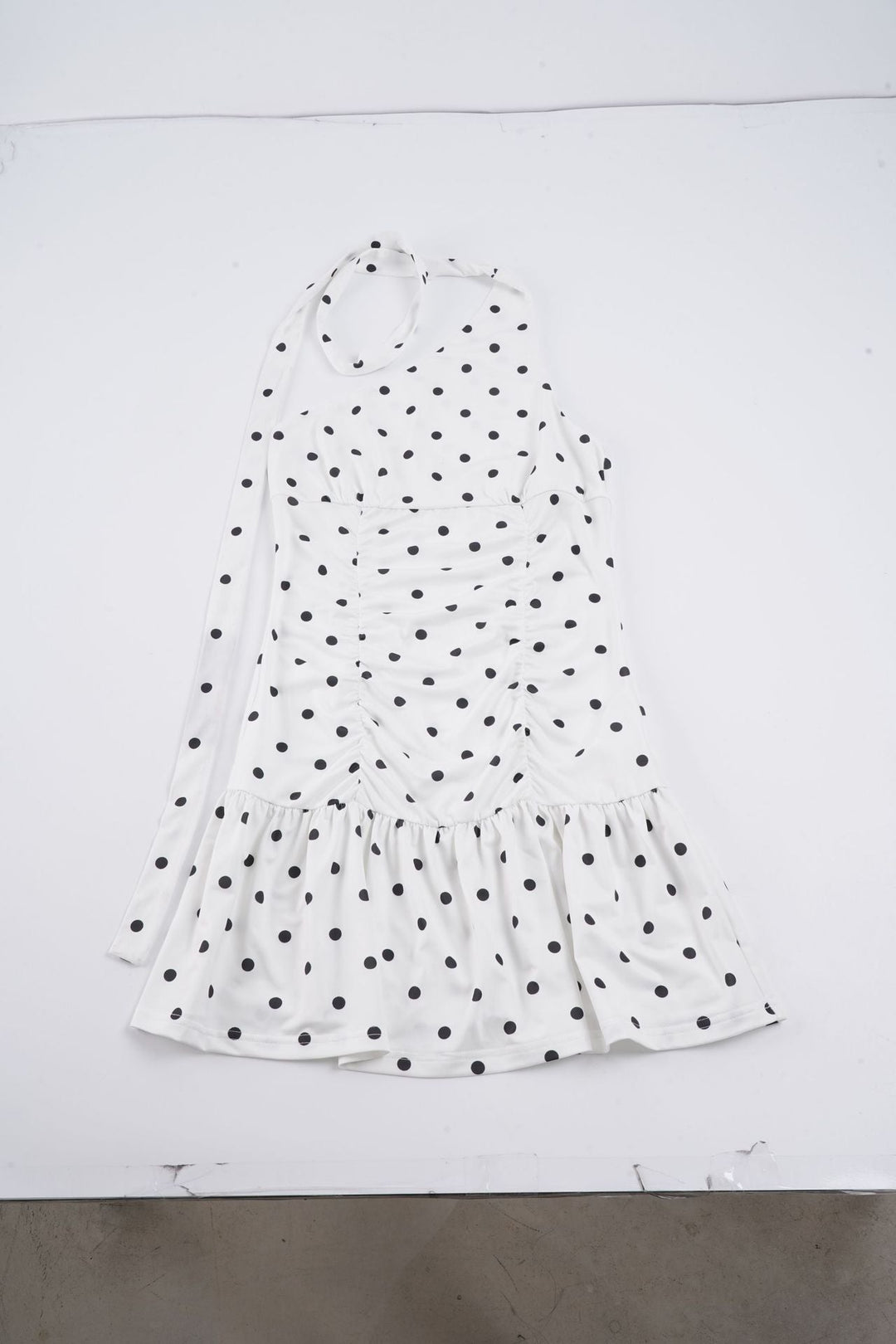Allsidig elegant damekjole, asymmetrisk vannfall-design, ideell som festkjole eller sommerkjole med stil.
