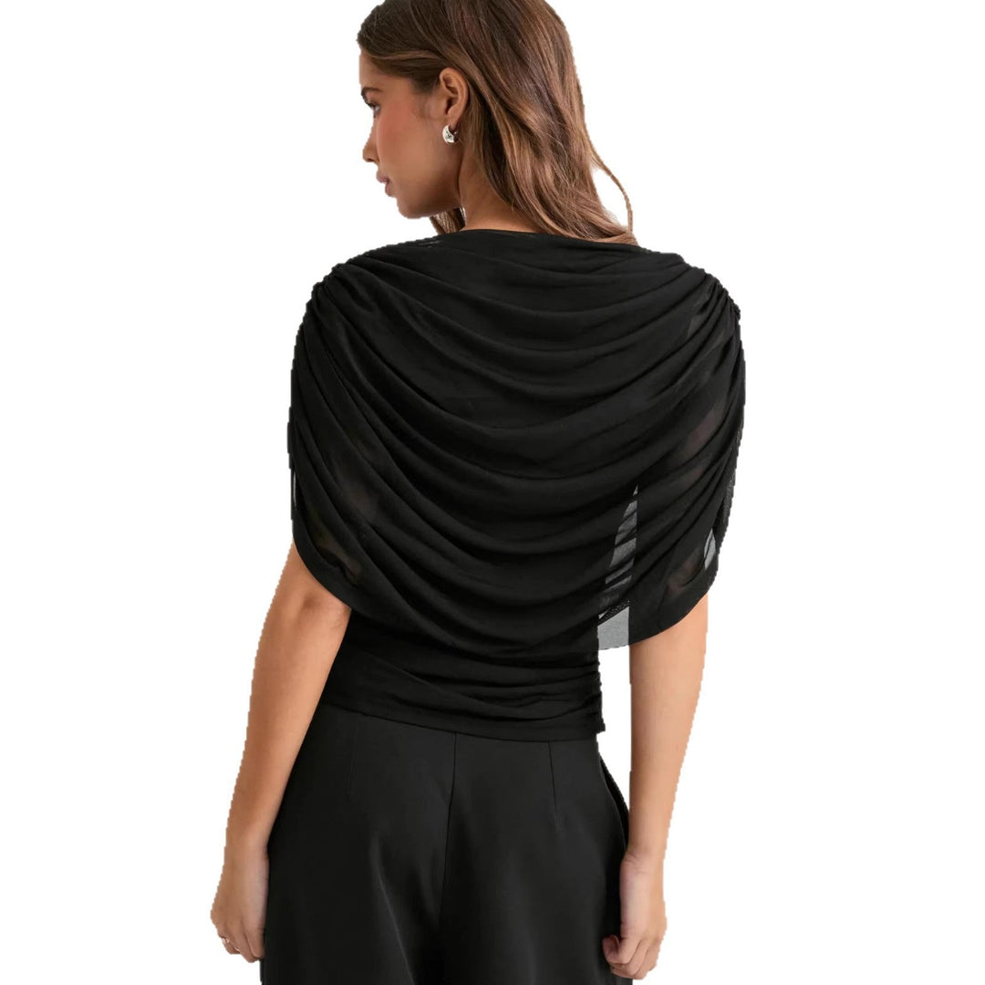 Stilfull sort drapertopp for kvinner, med flatterende drapering. En moderne klassiker i kvinneklær.