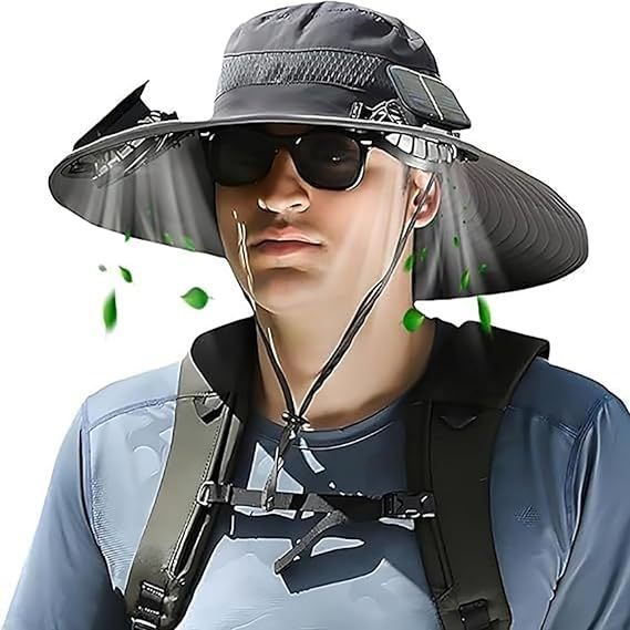 Person med unisex solhatt, solcellepanel og bred skygge beskytter mot sol på tur. Justerbar passform.