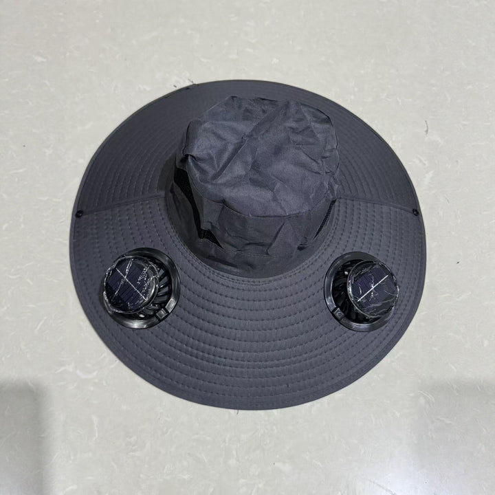 Unisex ventilert solhatt med integrerte vifter for kjølig hode, ideell for utendørsaktiviteter og UV-beskyttelse.