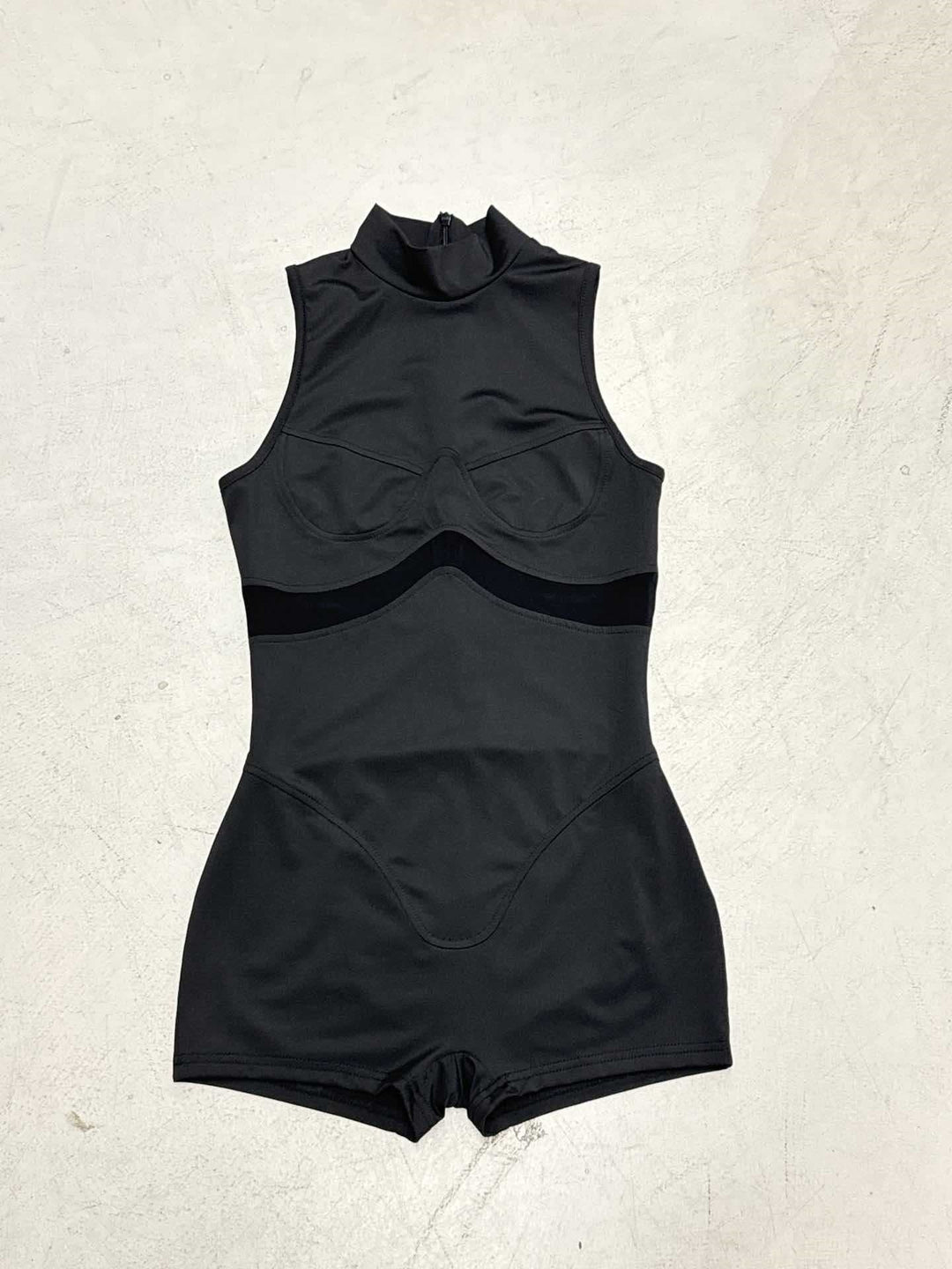 Allsidig sporty body for damer, med høy krage og kompresjon, gir stil og støtte i bevegelse.
