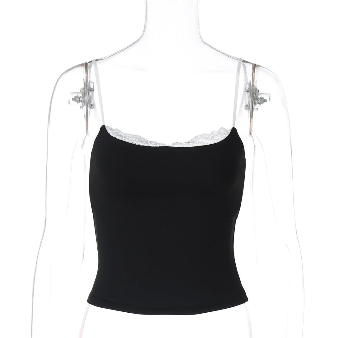 Lett og luftig svart crop topp for damer. Med blondekant og smale stropper. Perfekt for varme sommerdager og fritid.