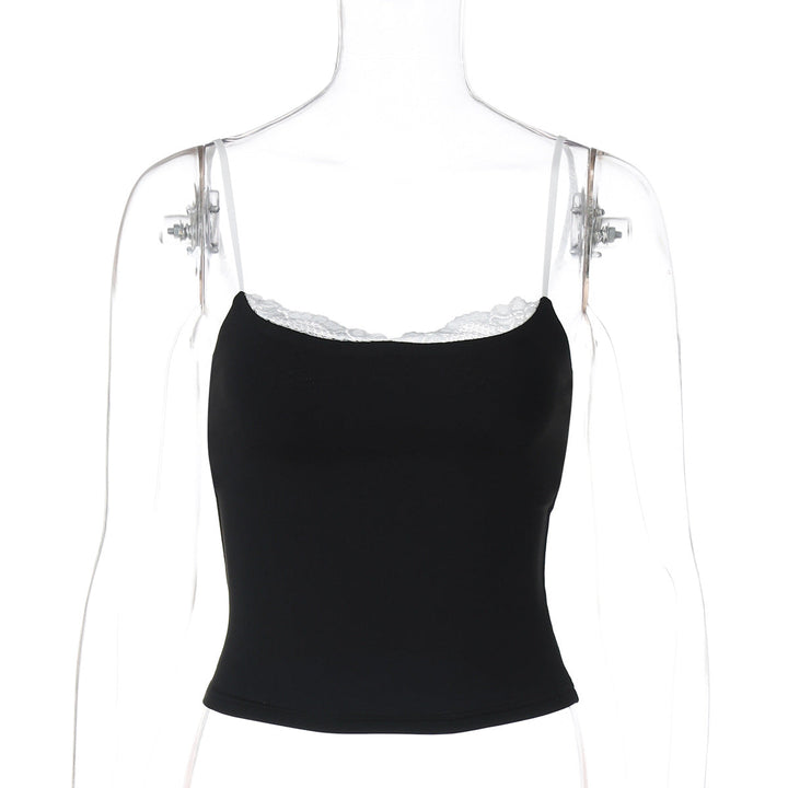 Lett og luftig svart crop topp for damer. Med blondekant og smale stropper. Perfekt for varme sommerdager og fritid.