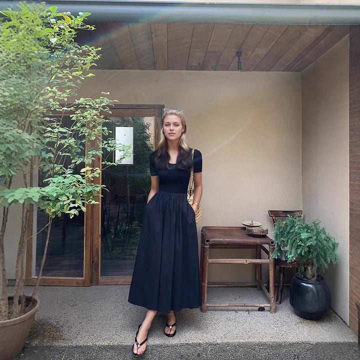 Tidløs og elegant høyhals maxikjole for damer. En allsidig lang kjole som passer til fest og hverdag.