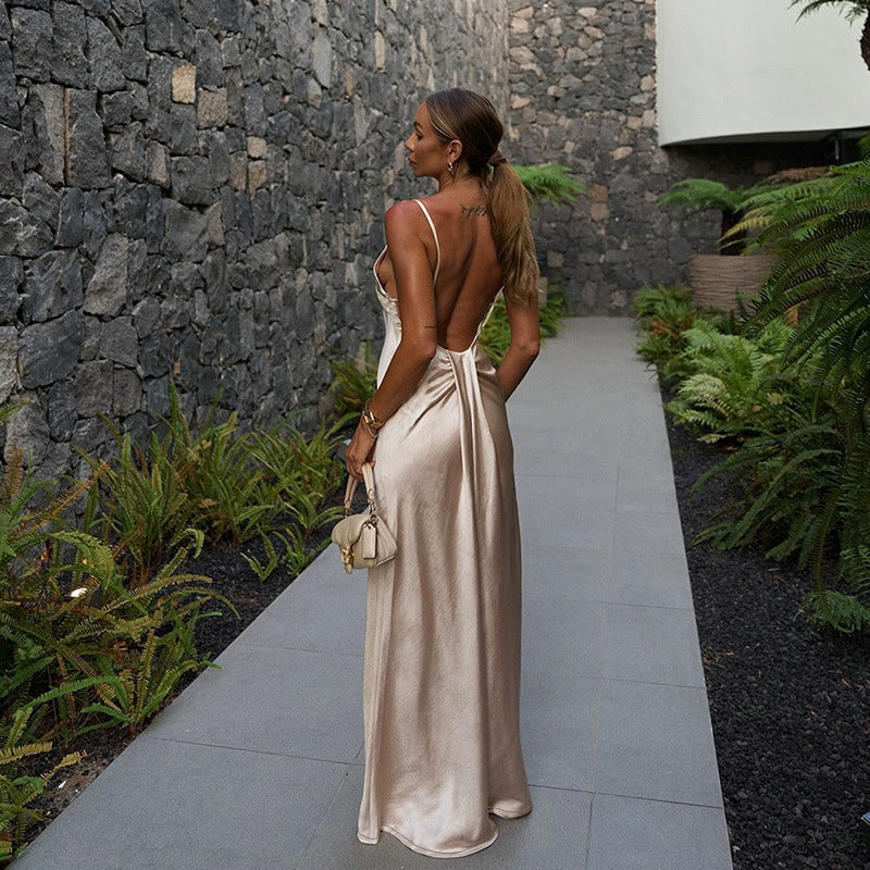Elegant champagne aftenkjole for dame med U-hals bak. Perfekt selskapskjole for formelle anledninger.