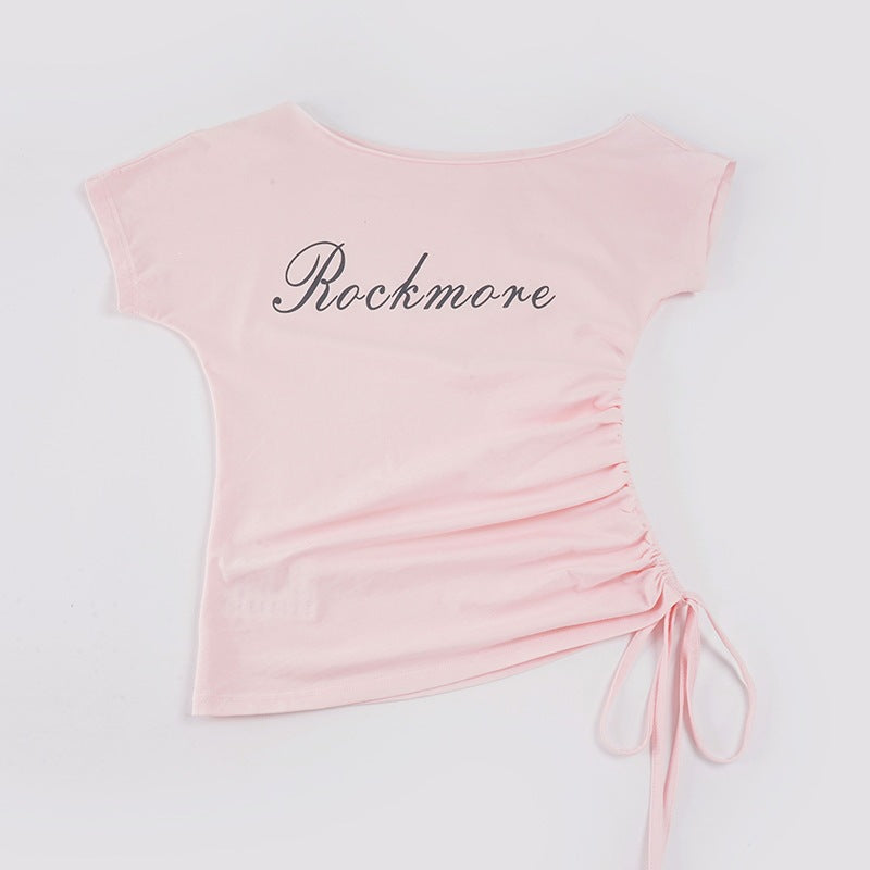 Damer off-shoulder topp, rosa med rynkedetaljer og trendy trykk. Allsidig casual og elegant sommerplagg.
