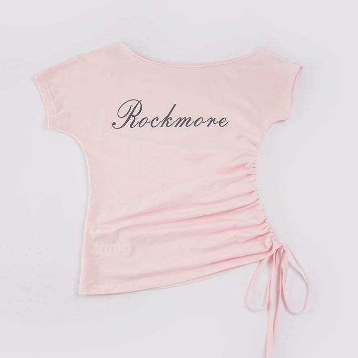 Damer off-shoulder topp, rosa med rynkedetaljer og trendy trykk. Allsidig casual og elegant sommerplagg.