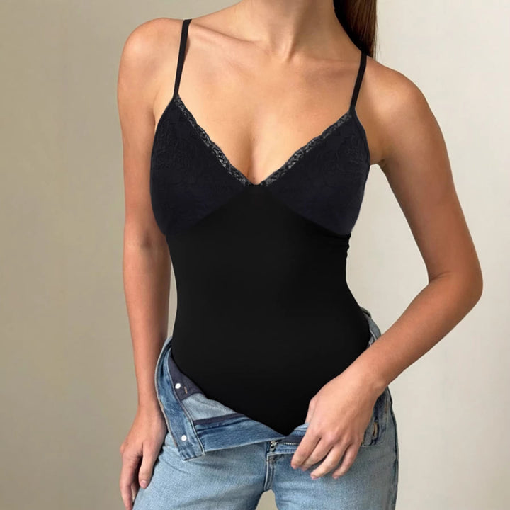 Elegant sort blondebody for dame, egnet som festtopp eller undertøy med intrikate blondedetaljer.