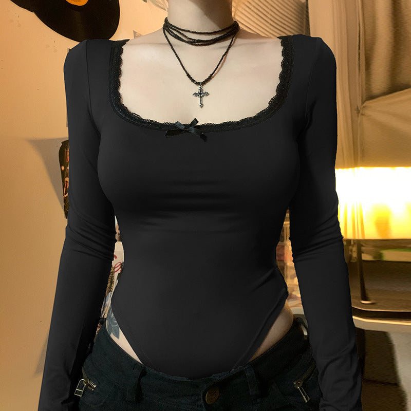 Modell i elegant svart langermet bodysuit, viser slank passform og stilig design for fest og hverdag.