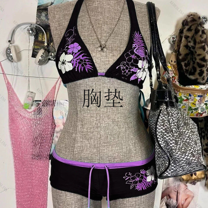 Feminint dame bikini sett med blomstermotiver, ideelt for sommer og ferie.