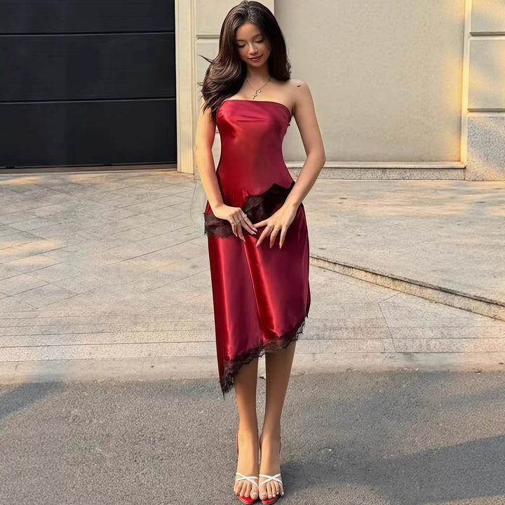 Nærbilde av elegant bordeaux aftenkjole. Visar stoff og drapering. Formell festkjole for kvinner.