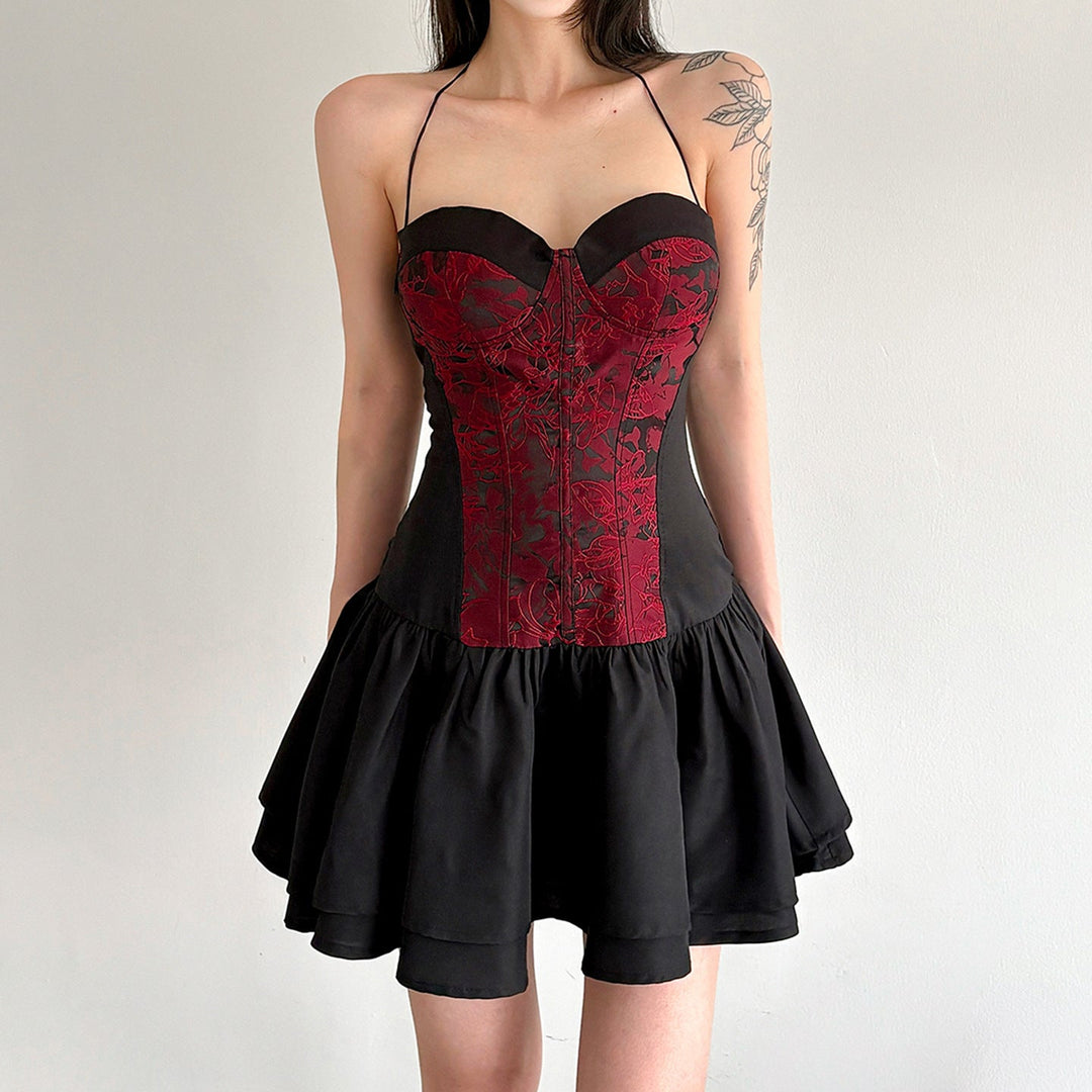 Damekjole med bustier, elegant overdel og fyldig, voluminøst skjørt; ideell festkjole.
