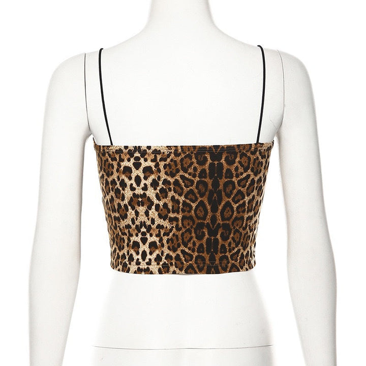 Stilig brun dame crop-top med unikt leopardmønster. Justerbar stroppetopp for kvinner, ideell for varmt vær.