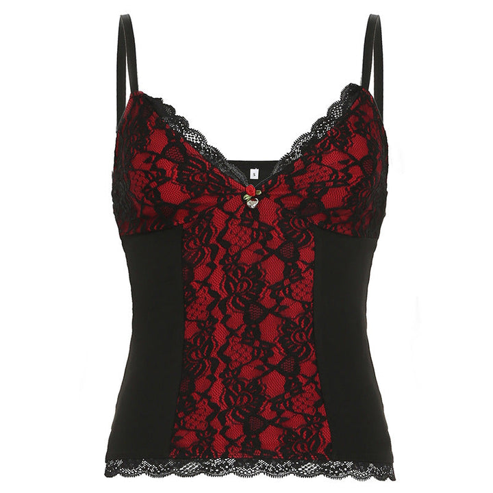 Rød dame topp med blonder og elegant snitt, en allsidig camisole perfekt som festtopp eller sommertopp.