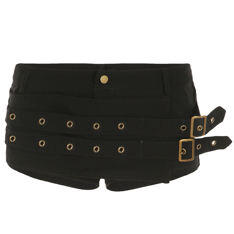 Komfortabel svart dameshorts for fritid. Trendy shorts med spenner og beltehemper for sommeren.