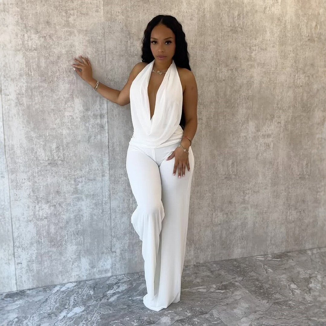 Hvit dame jumpsuit med dyp v-hals og vide ben, komfortabel og stilig for sommerdager.