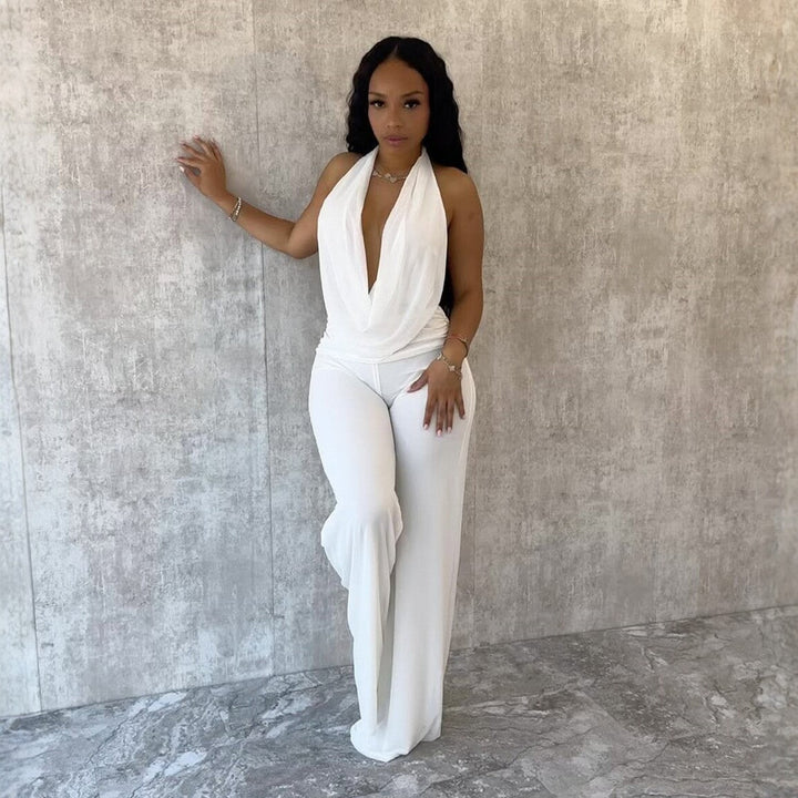 Hvit dame jumpsuit med dyp v-hals og vide ben, komfortabel og stilig for sommerdager.