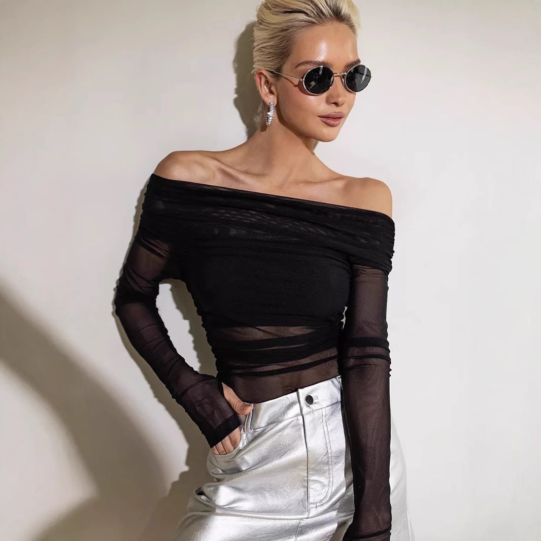 Elegant hvit off-shoulder langermet topp for dame, perfekt for fest eller stilfull hverdag. Feminint design.