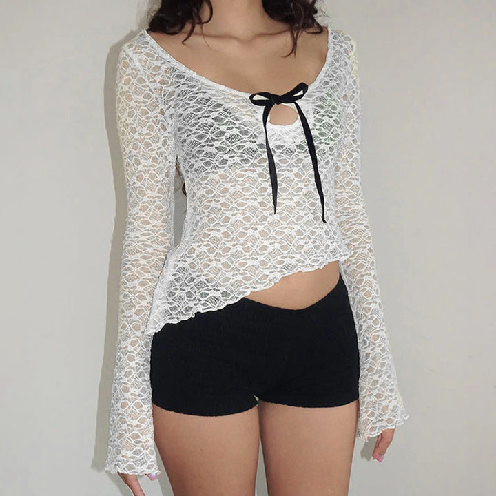 Vårbluse i hvit farge, asymmetrisk snitt, spissdetaljer og pen sløyfe. Feminin og moderne kvinnemote.