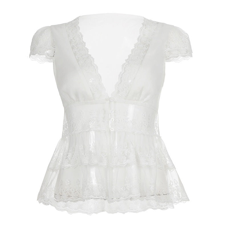 Allsidig hvit damebluse med V-hals og volanger. Passer både til fest og en avslappet hverdag.