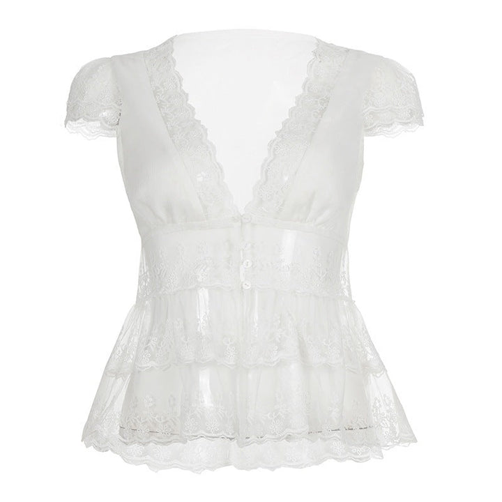 Allsidig hvit damebluse med V-hals og volanger. Passer både til fest og en avslappet hverdag.