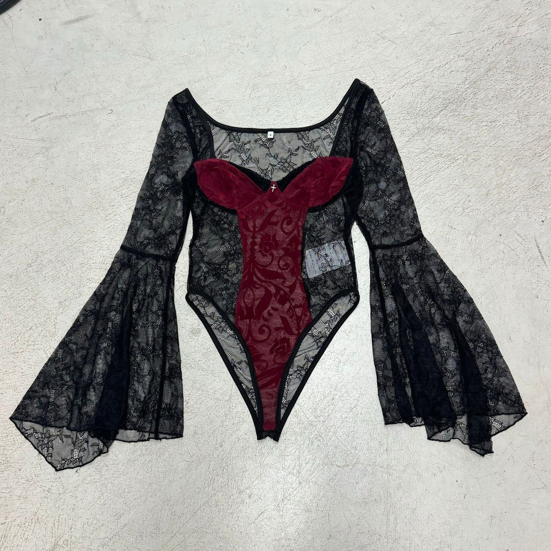 Trendy dame bodysuit i sort med statement-ermer, spiss front og elegant passform. Mote for spesielle anledninger.