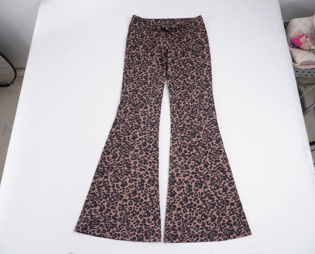 Trendy damebukser med leopardmønster, flared modell. Komfortable motebukser for vår og sommer.