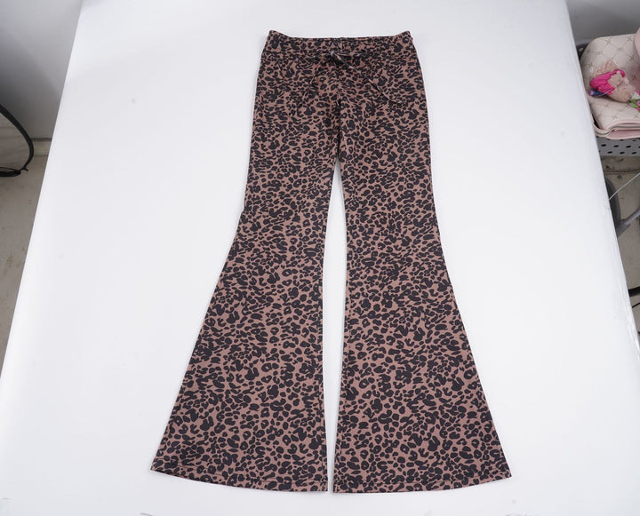 Trendy damebukser med leopardmønster, flared modell. Komfortable motebukser for vår og sommer.