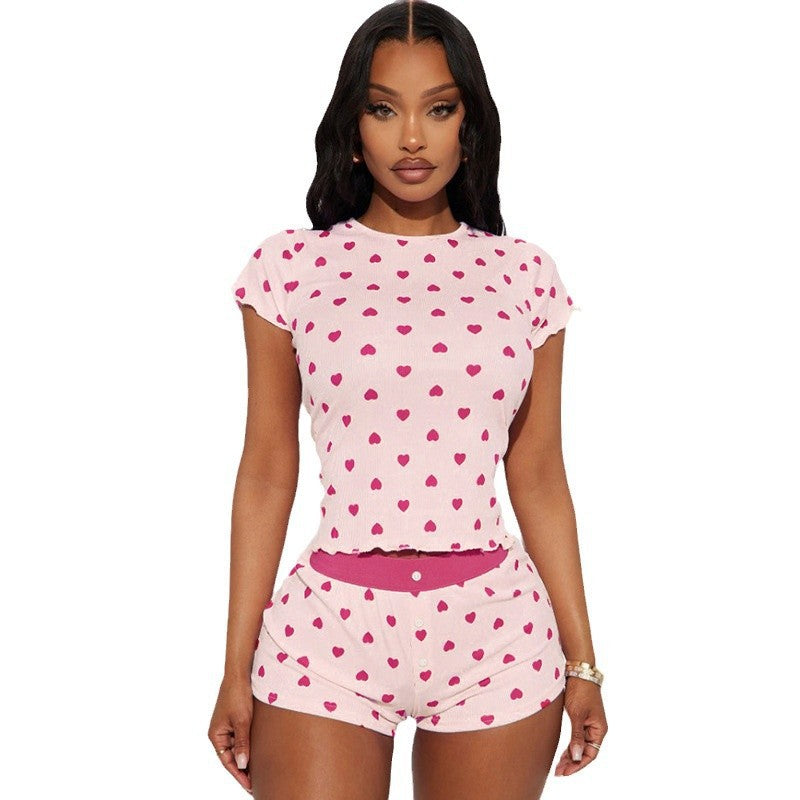 Elegant dame loungewear pyjamasett med hjerter, shorts og topp, ideelt komfortabelt fritidssett i bomull.
